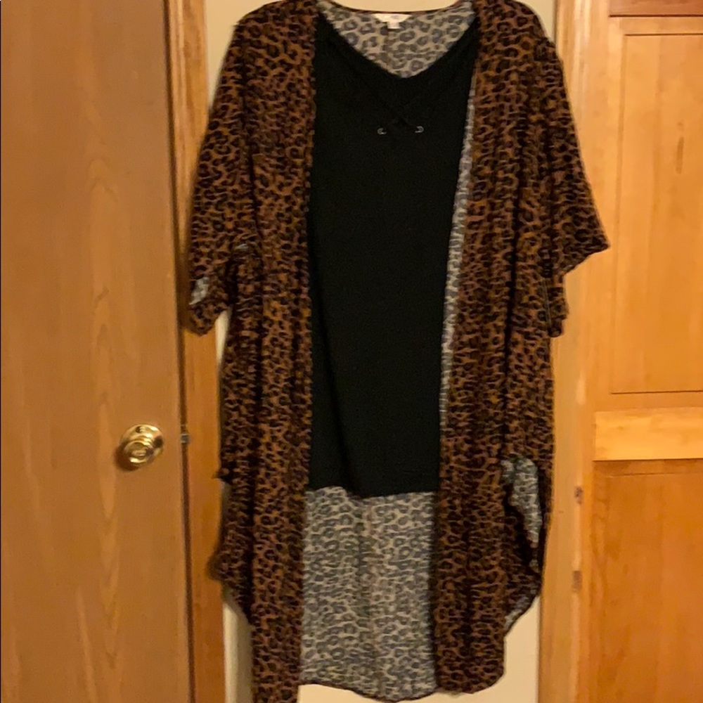 Top with leopard print kimono